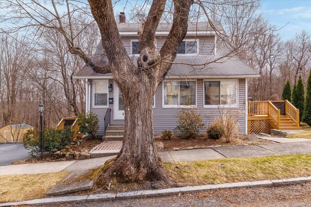 21 Brewster Rd, Worcester, MA 01602