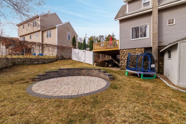 21 Brewster Rd, Worcester, MA 01602