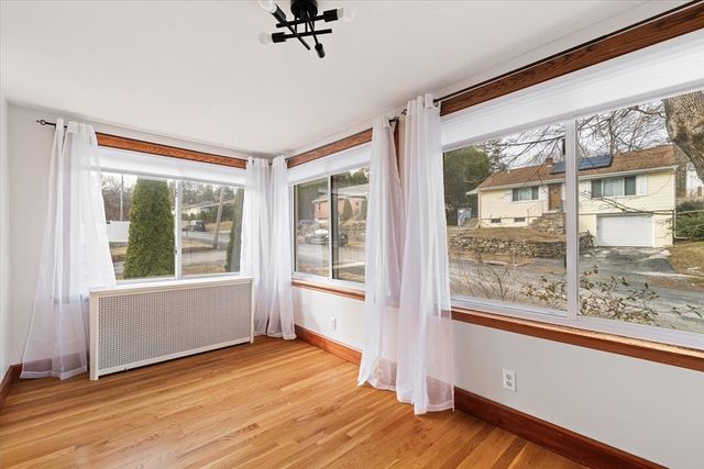 21 Brewster Rd, Worcester, MA 01602