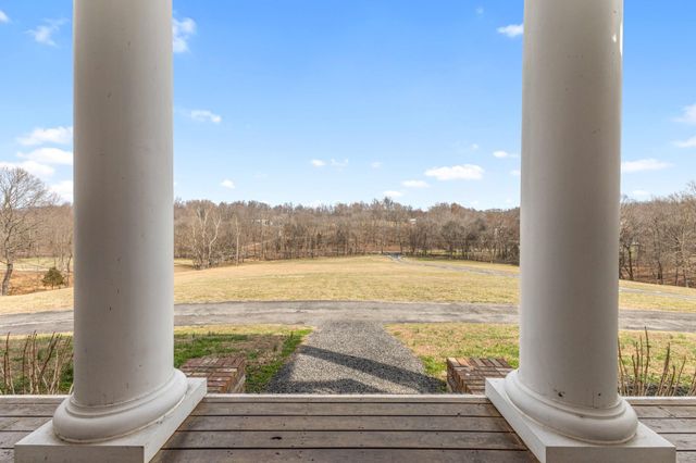 1103 Rogues Fork Rd, Bethpage, TN 37022