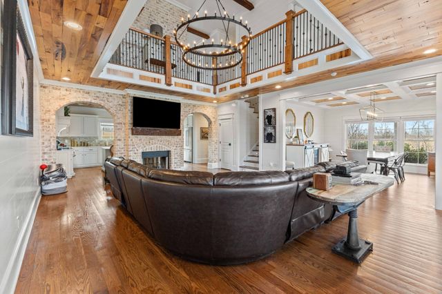 1103 Rogues Fork Rd, Bethpage, TN 37022