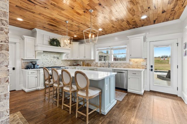 1103 Rogues Fork Rd, Bethpage, TN 37022