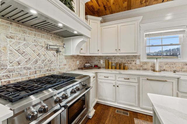 1103 Rogues Fork Rd, Bethpage, TN 37022