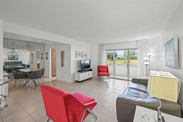 3871 Via Poinciana 104, Lake Worth, FL 33467