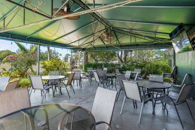 3871 Via Poinciana 104, Lake Worth, FL 33467