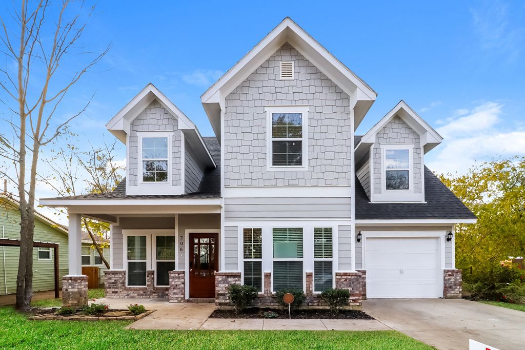 206 Perry Avenue, Waxahachie, TX 75165