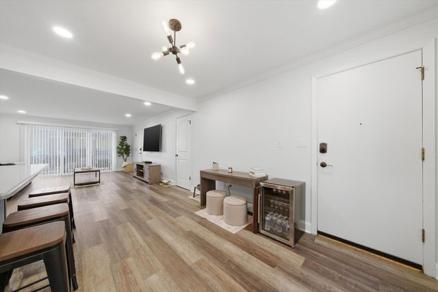 6867 N Overhill Avenue 1D, Chicago, IL 60631