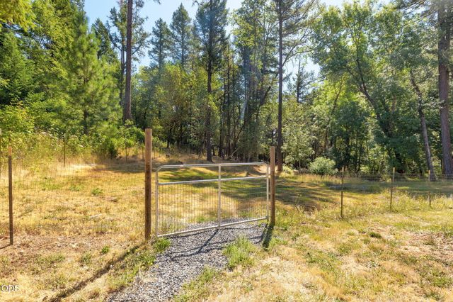 141 N Lappland Drive, Grants Pass, OR 97527
