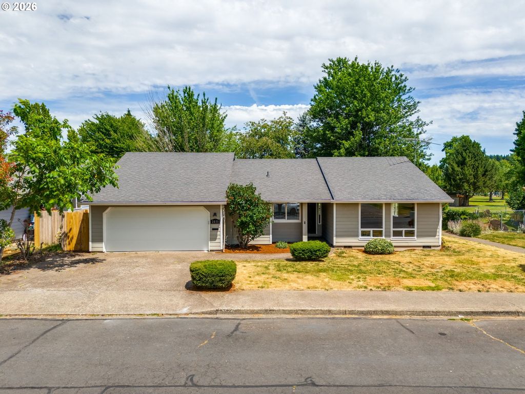 Image 1 of property listing at 2031 Sw OLEANDER St, Mc Minnville, OR 97128