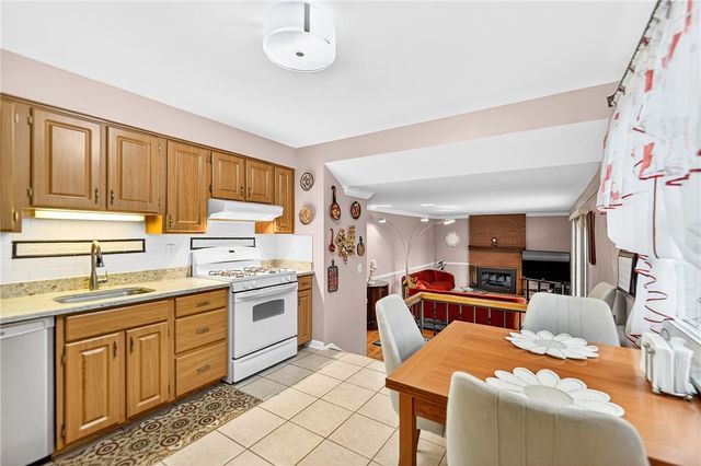 8576 W Barkhurst Dr, Mccandless, PA 15237