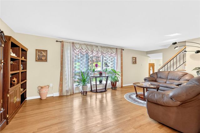 8576 W Barkhurst Dr, Mccandless, PA 15237