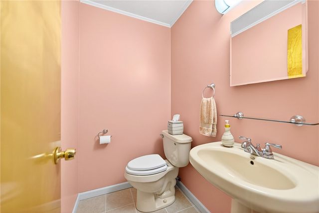 8576 W Barkhurst Dr, Mccandless, PA 15237