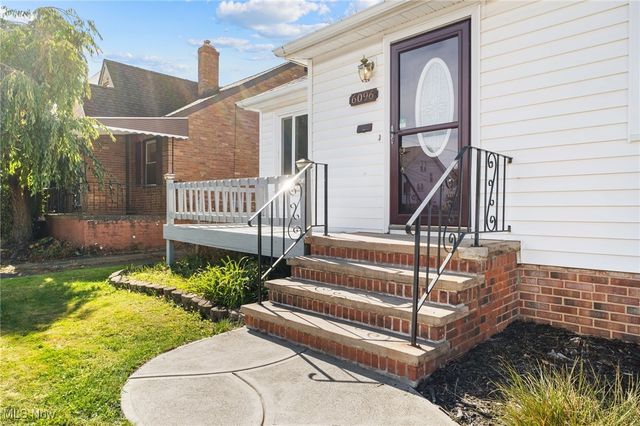 6096 Wareham Drive, Parma, OH 44129