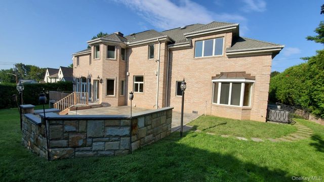 14 Potters Lane, New Rochelle, NY 10805