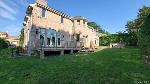 14 Potters Lane, New Rochelle, NY 10805