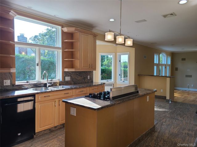 14 Potters Lane, New Rochelle, NY 10805