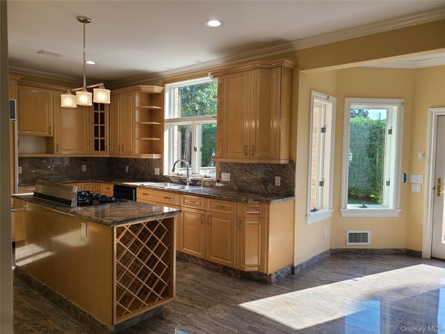 14 Potters Lane, New Rochelle, NY 10805
