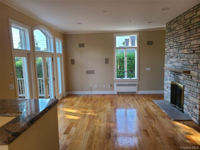 14 Potters Lane, New Rochelle, NY 10805