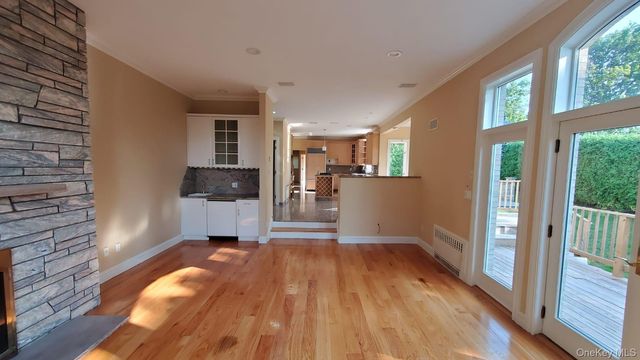 14 Potters Lane, New Rochelle, NY 10805