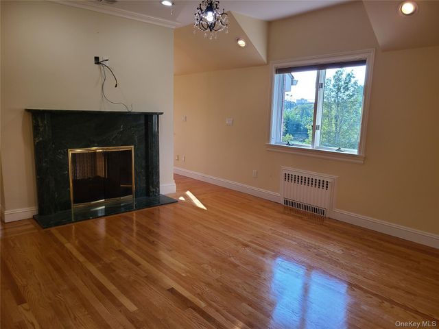 14 Potters Lane, New Rochelle, NY 10805