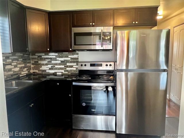 100 W Hickory Grove Road c1, Bloomfield Hills, MI 48304