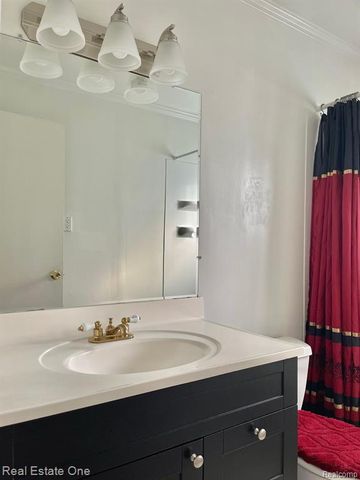 100 W Hickory Grove Road c1, Bloomfield Hills, MI 48304