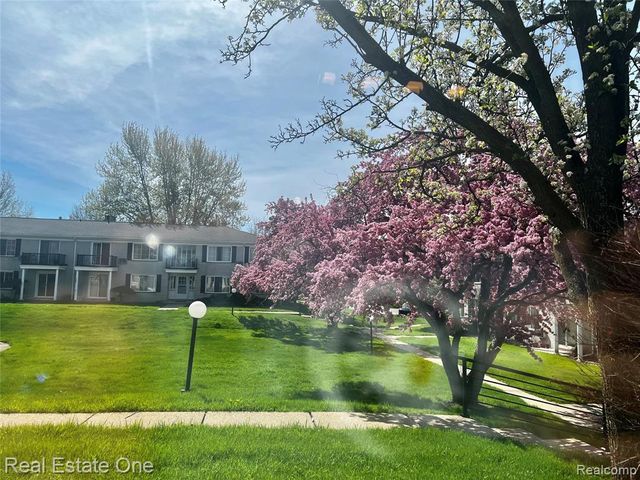 100 W Hickory Grove Road c1, Bloomfield Hills, MI 48304