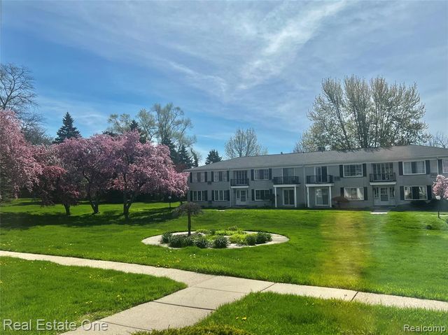 100 W Hickory Grove Road c1, Bloomfield Hills, MI 48304