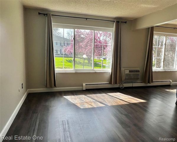 100 W Hickory Grove Road c1, Bloomfield Hills, MI 48304