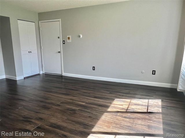 100 W Hickory Grove Road c1, Bloomfield Hills, MI 48304