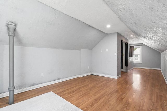 2012 W 7th Street, Waterloo, IA 50702
