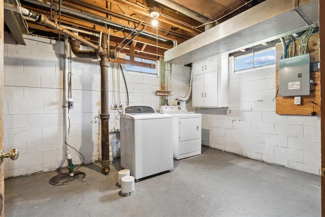 2012 W 7th Street, Waterloo, IA 50702