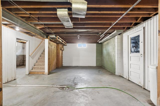 2012 W 7th Street, Waterloo, IA 50702