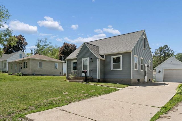 2012 W 7th Street, Waterloo, IA 50702