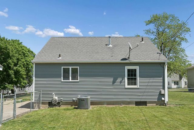 2012 W 7th Street, Waterloo, IA 50702