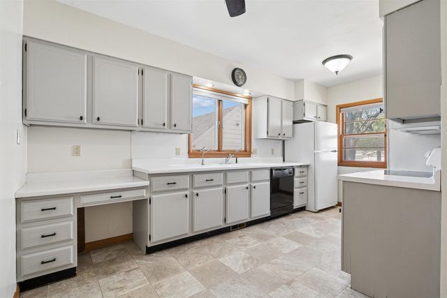 2012 W 7th Street, Waterloo, IA 50702
