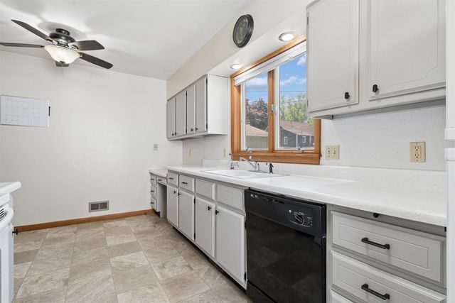 2012 W 7th Street, Waterloo, IA 50702