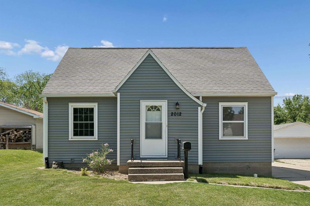 2012 W 7th Street, Waterloo, IA 50702