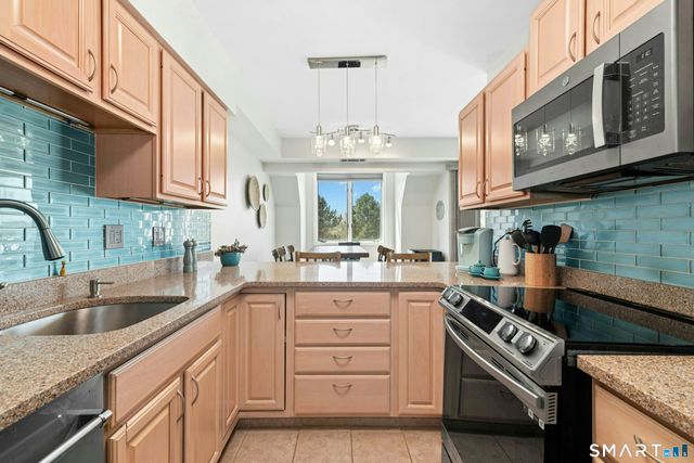 833 Popes Island Road 833, Milford, CT 06461