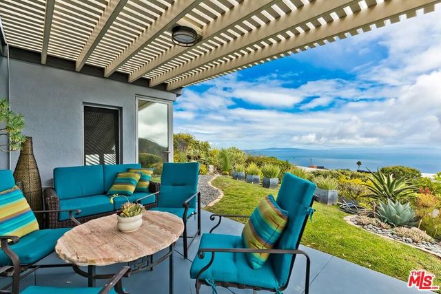 1334 Charmel Place, Pacific Palisades, CA 90272