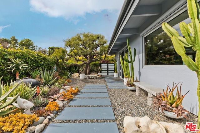 1334 Charmel Place, Pacific Palisades, CA 90272