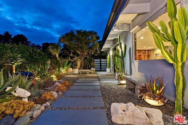 1334 Charmel Place, Pacific Palisades, CA 90272