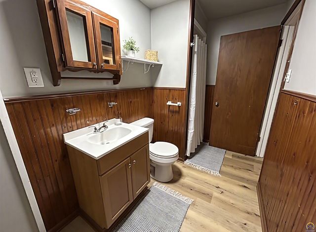 2516 SW Burnett RD, Topeka, KS 66614