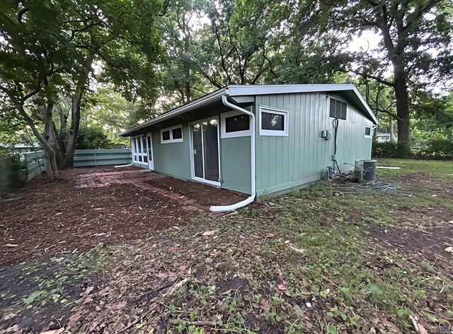 2516 SW Burnett RD, Topeka, KS 66614
