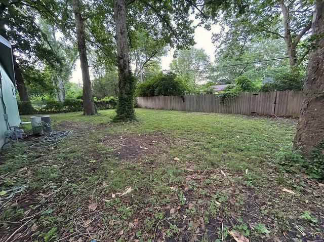 2516 SW Burnett RD, Topeka, KS 66614