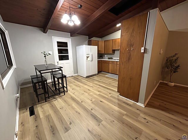 2516 SW Burnett RD, Topeka, KS 66614
