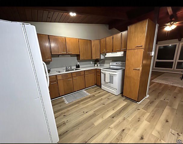 2516 SW Burnett RD, Topeka, KS 66614