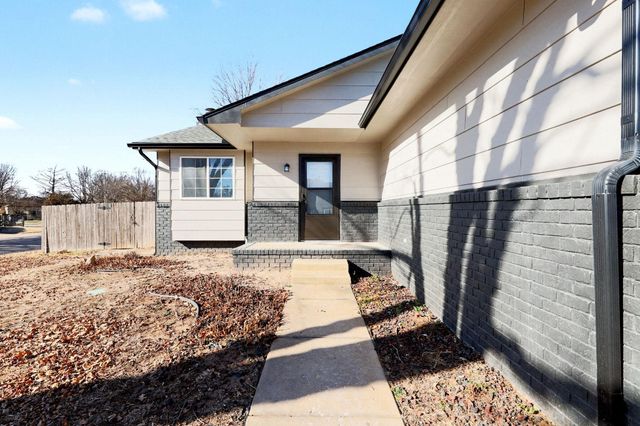 1813 N Pine Grove St, Wichita, KS 67212