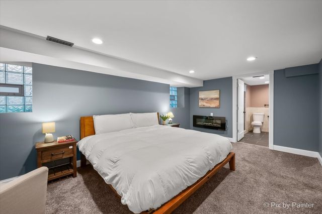 5824 N Fairfield Avenue, Chicago, IL 60659