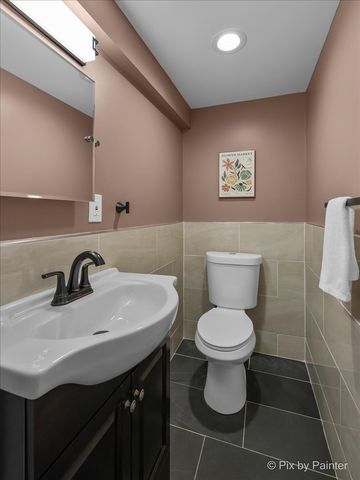 5824 N Fairfield Avenue, Chicago, IL 60659